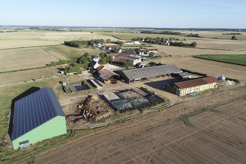 Vue de ferme avec panneaux photovoltaïques